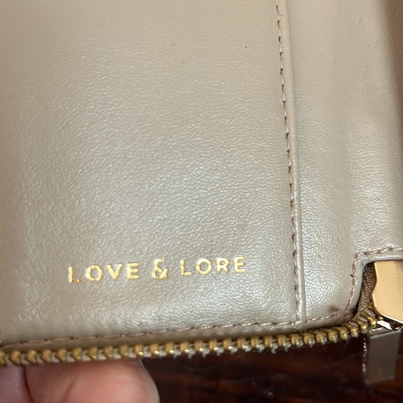 Beautiful 🌸 LOVE & LORE ZIP AROUND WALLET - Picture 3 of 9